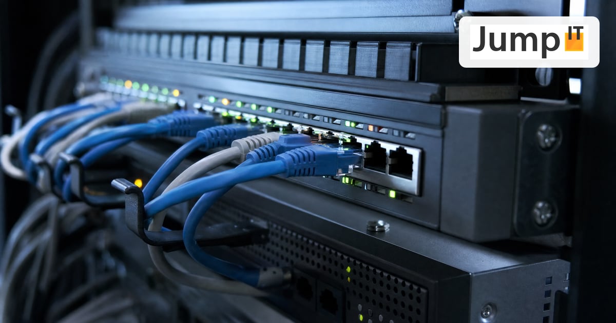 Netzwerk-Switch mit eingesteckten Patchkabeln und blinkenden Status-LEDs