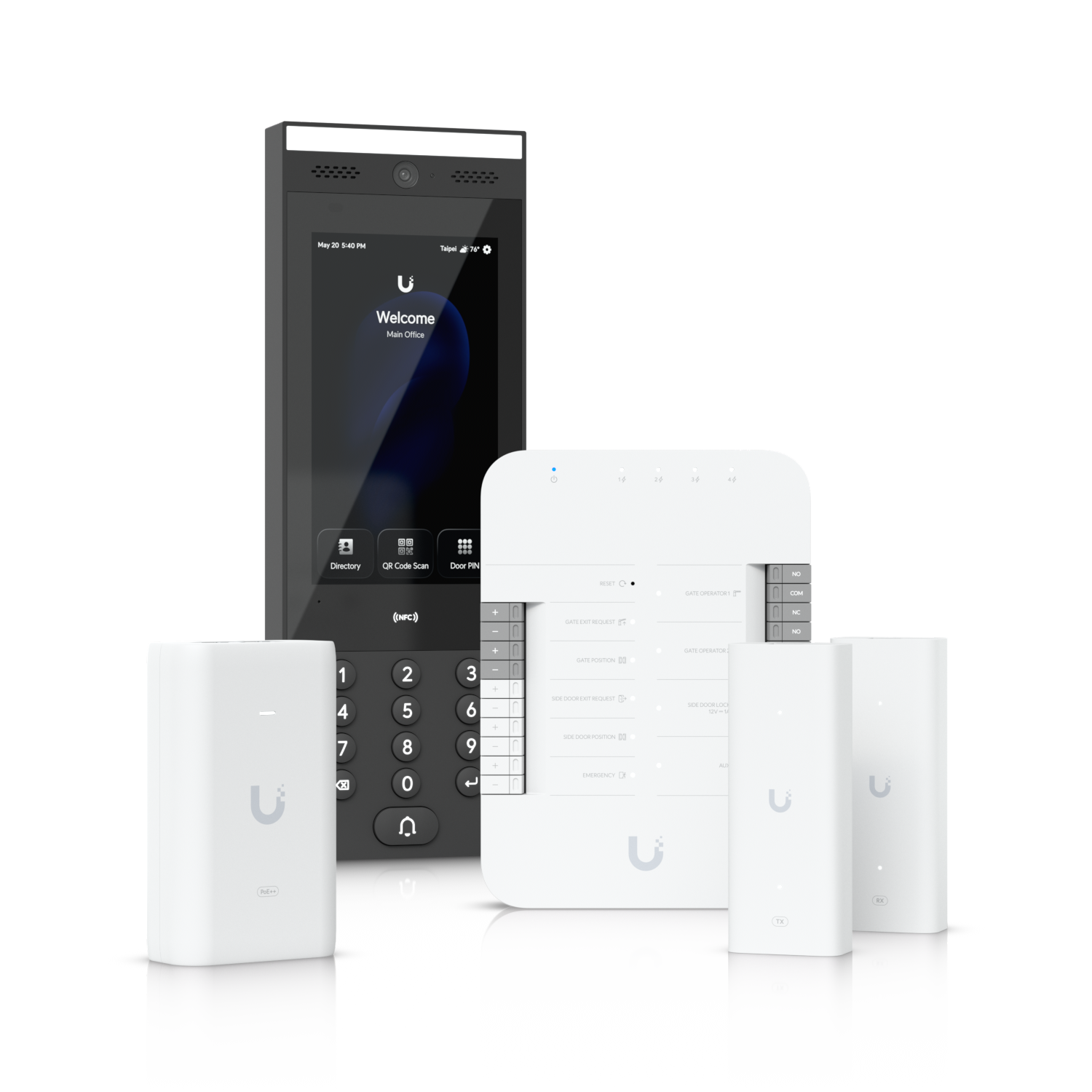 JumpIT UNIFI Ein Satz von vier modernen elektronischen Geräten, darunter eine hohe Touchscreen-Sprechanlage, ein großes rechteckiges Bedienfeld und zwei kleinere rechteckige Geräte, alle in Schwarz und Weiß mit dem Ubiquiti-Logo.